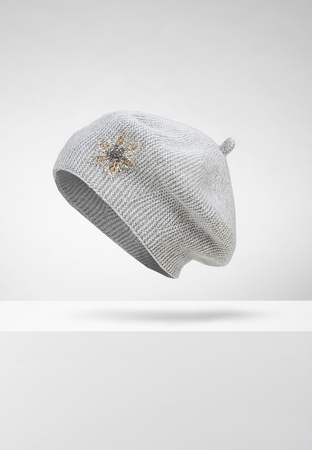 Szary beret z aplikacją