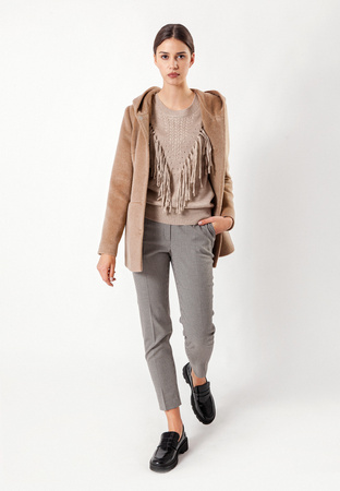 Beżowy sweter z frędzlami i ażurowymi rękawami