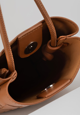 Pleciona torebka etui w kolorze camelowym