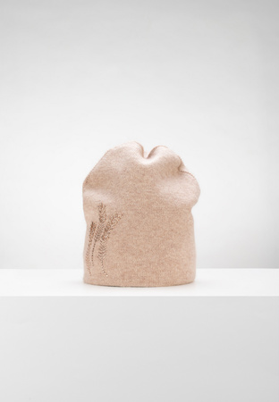 Beżowa czapka zdobiona cyrkoniami ułożonymi we wzór trzech kłosów