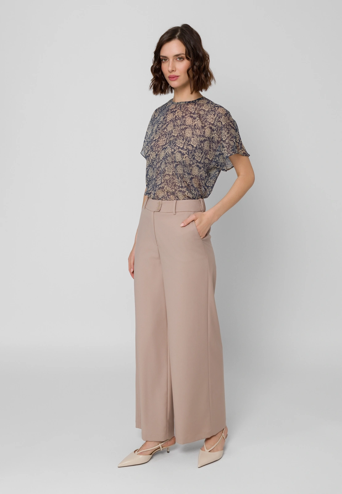 Beżowe spodnie z szeroką nogawką