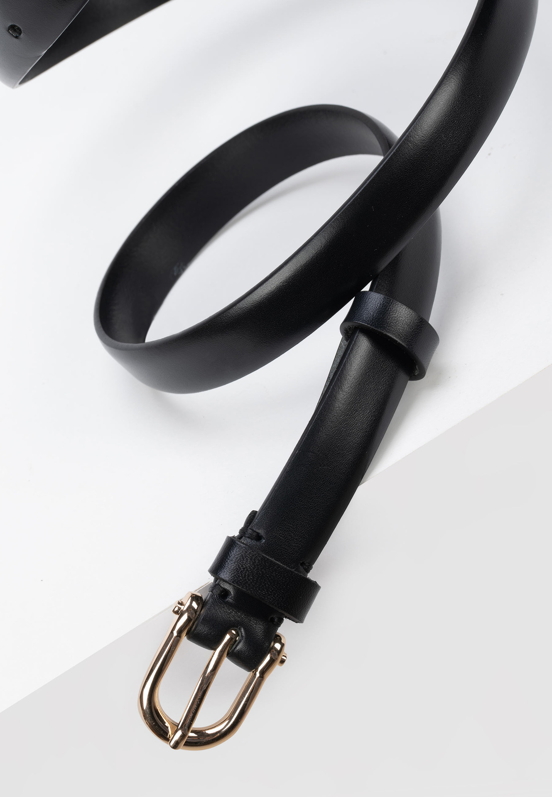 Czarny skórzany pasek