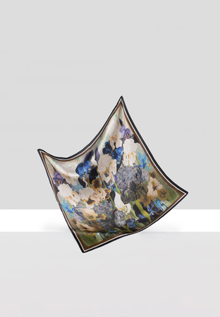 Jedwabna apaszka z kwiatowym wzorem