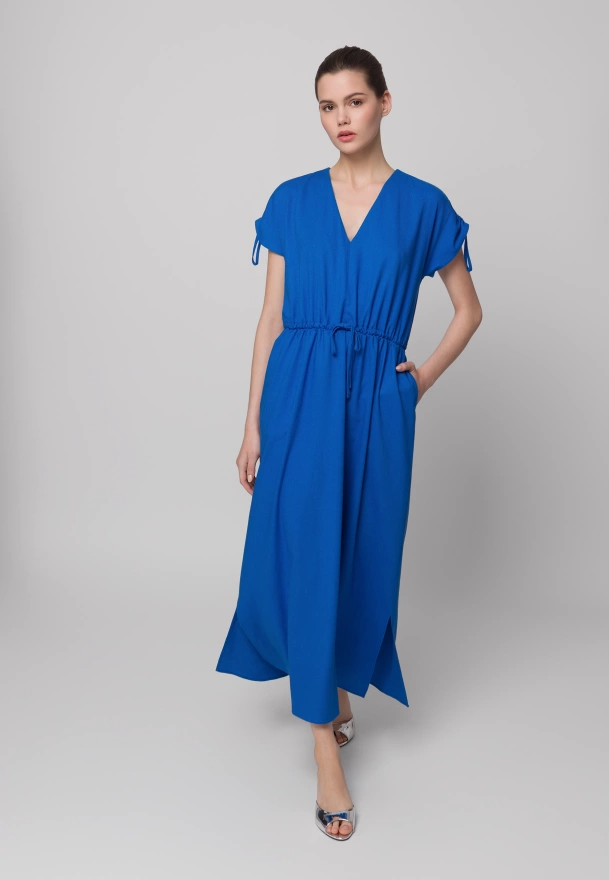 Niebieska sukienka midi z wiskozy i lnu