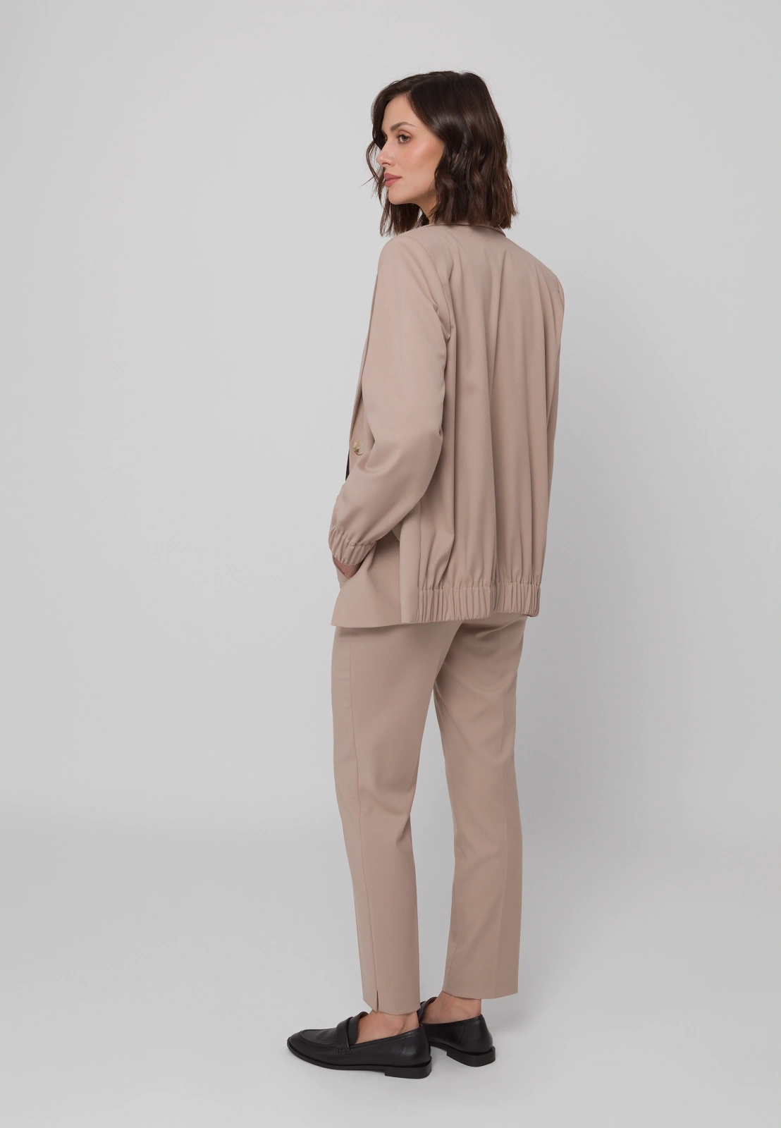 Beżowe cygaretki w kant