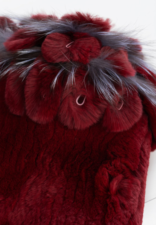 Bordowa futrzana czapka z piórkami