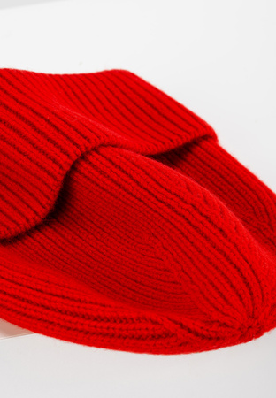 Czerwona wełniana czapka