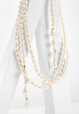 Długi naszyjnik z perłowymi koralami