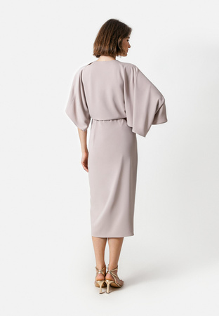 Beżowa sukienka z kimonowymi rękawami