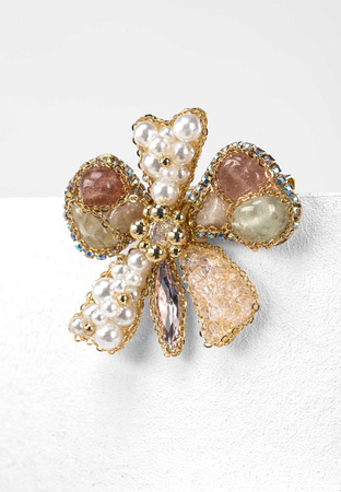 Broszka w kształcie kwiatu z kolorowymi kamykami