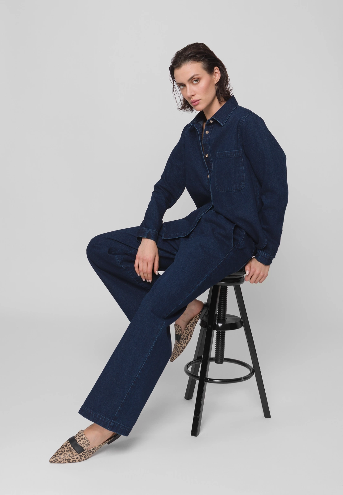 Granatowe jeansowe spodnie w gumkę z szeroką nogawką