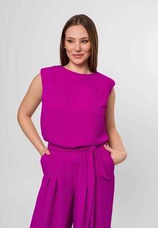Kombinezon w kolorze fuksji z wiązaniem w pasie