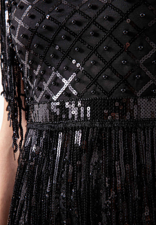 Cekinowa sukienka zdobiona koralikami