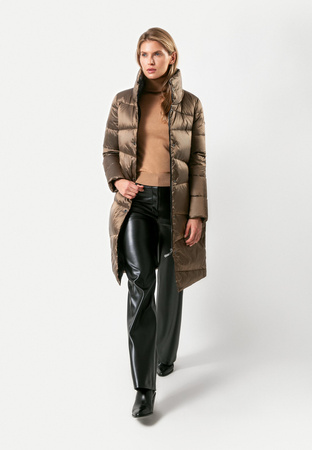 Brązowa puchowa kurtka z wysokim kołnierzem