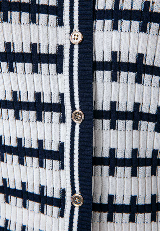 Biało-granatowy dzianinowy kardigan z wzorem