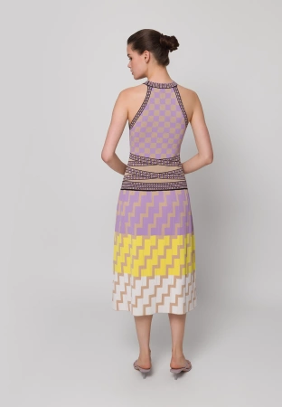 Dzianinowa sukienka w geometryczny wzór z fioletem