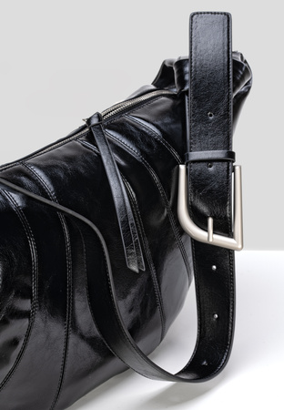 Czarna torebka nerka z miękkiej skóry