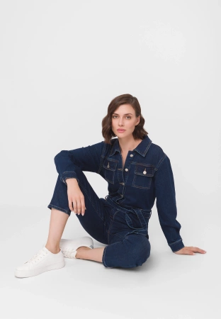 Granatowy jeansowy kombinezon wiązany w pasie