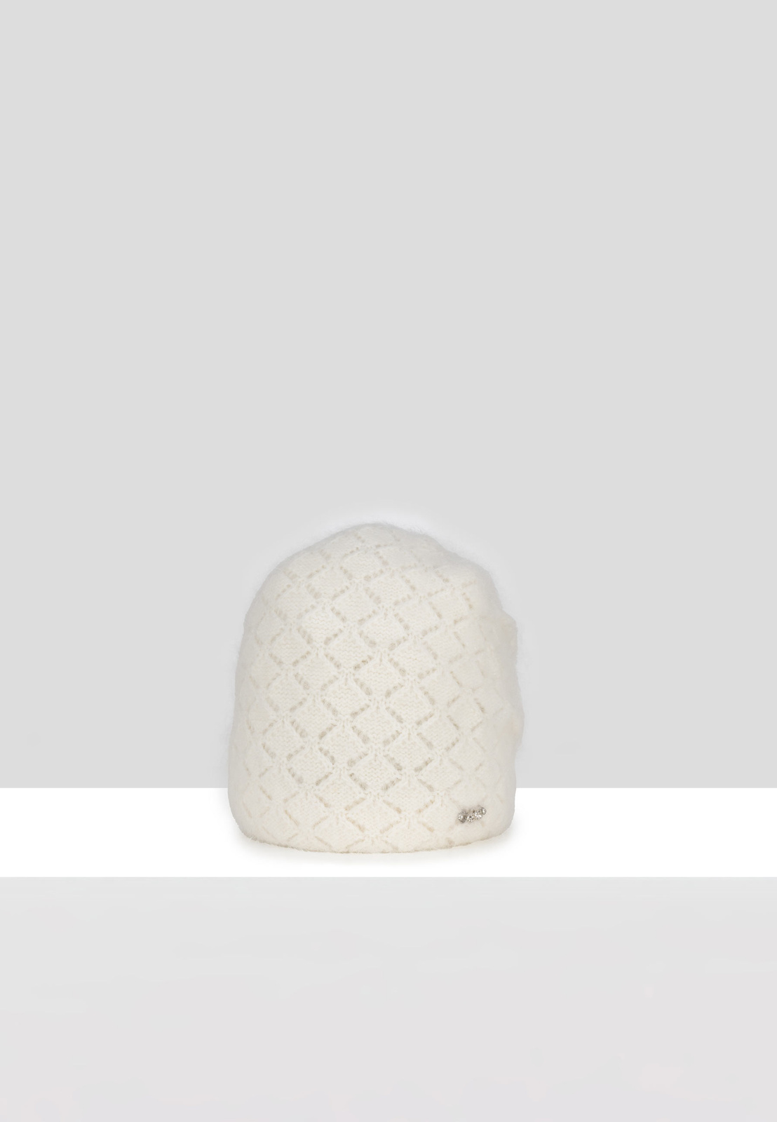 Ecru czapka w romby z naturalnym włosiem