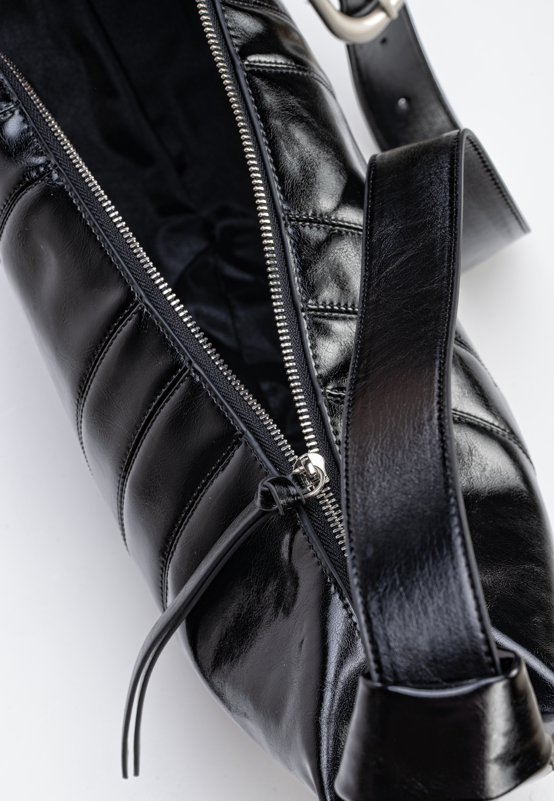 Czarna torebka nerka z miękkiej skóry