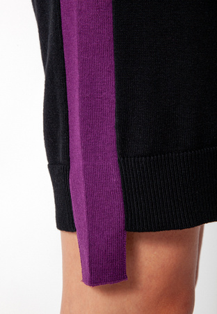 Sukienka z dzianiny z golfem i fioletowym lampasem