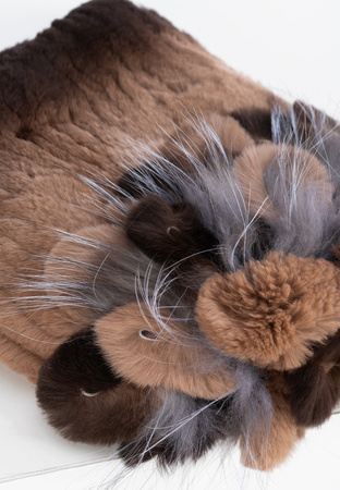 Brązowa futrzana czapka z piórkami