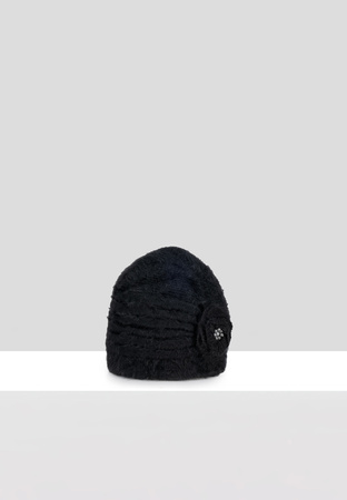 Czarna czapka z ozdobnym kwiatem