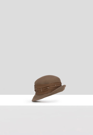 Brązowy wełniany kapelusz z ozdobną tasiemką