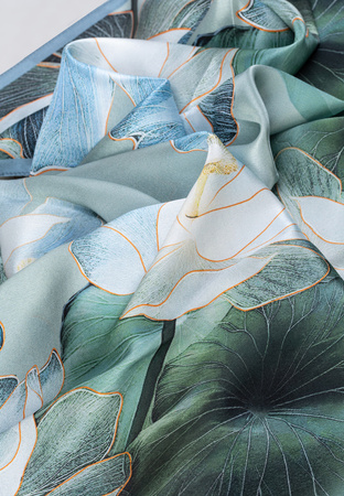 Jedwabna apaszka w kwiaty