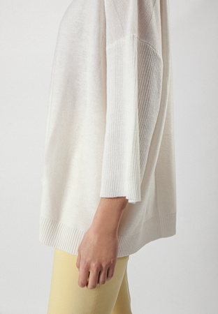 Biały dzianinowy sweter oversize