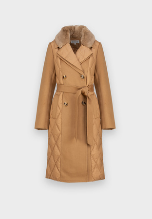 Camelowy pikowany płaszcz z naturalnym kołnierzem