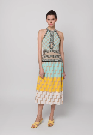 Dzianinowa sukienka w geometryczny wzór z turkusem