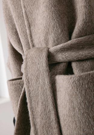 Beżowy wełniany płaszcz z wiązaniem