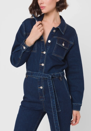 Granatowy jeansowy kombinezon wiązany w pasie