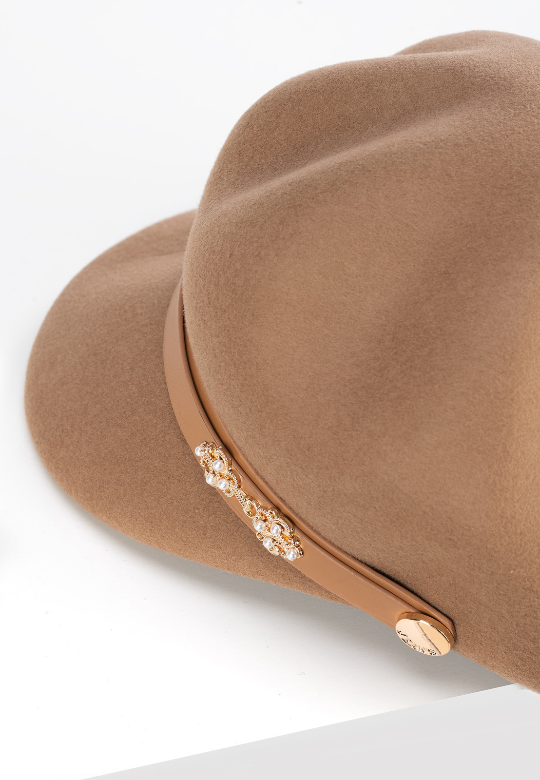 Wełniana brązowa czapka z ozdobnym paskiem