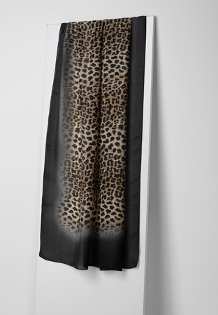 Czarny szal w panterkowy wzór