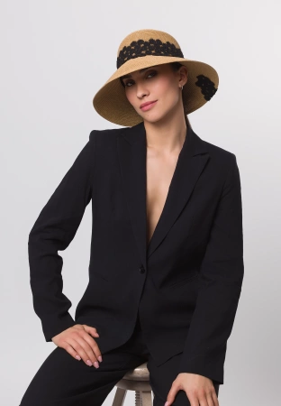 Słomkowy kapelusz z ozdobną tasiemką