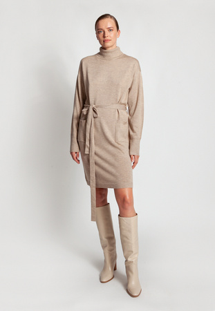 Beżowa dzianinowa sukienka z paskiem