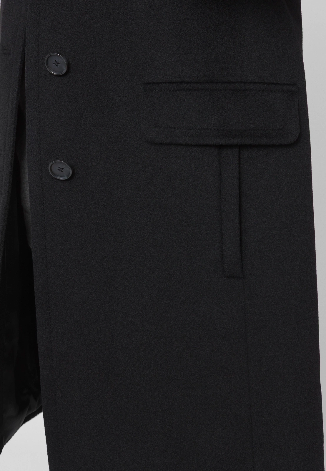 Czarny wełniany płaszcz z kołnierzykiem