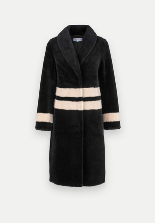 Wełniane futro z ozdobnymi pasami