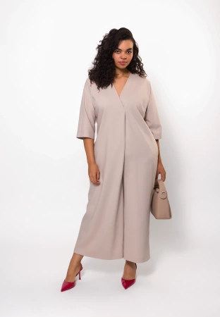 Beżowy kombinezon z asymetrycznym przodem o luźnej formie