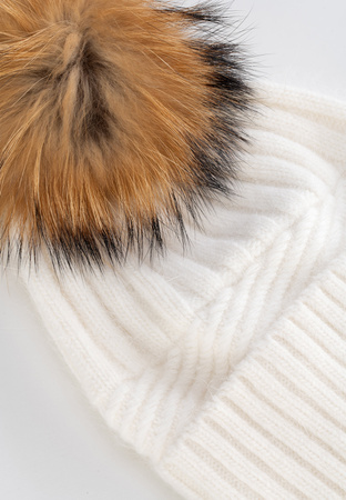 Ecru czapka z naturalnym pomponem