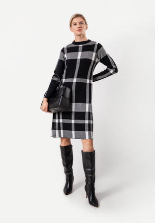 Czarna dzianinowa sukienka w kratę