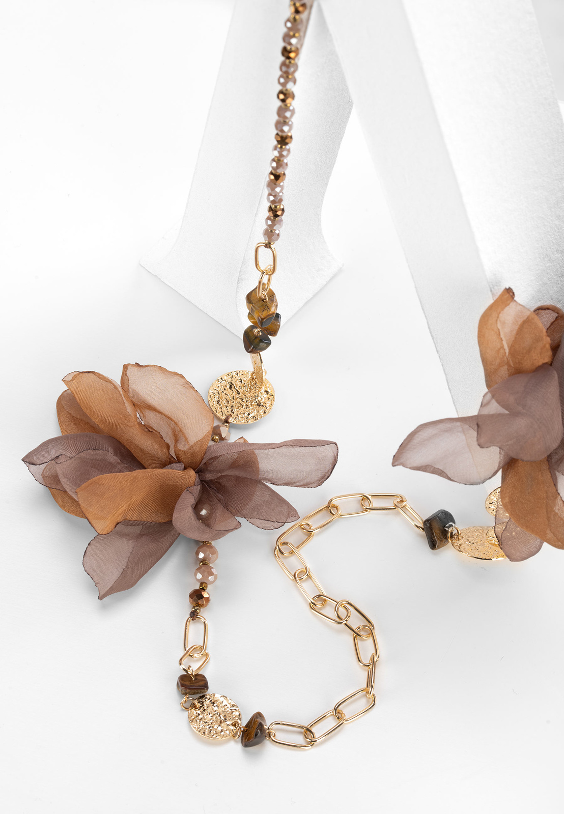 Długi naszyjnik z tiulowymi brązowymi kwiatami