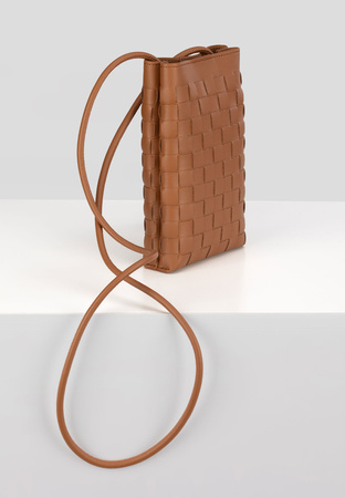 Pleciona torebka etui w kolorze camelowym