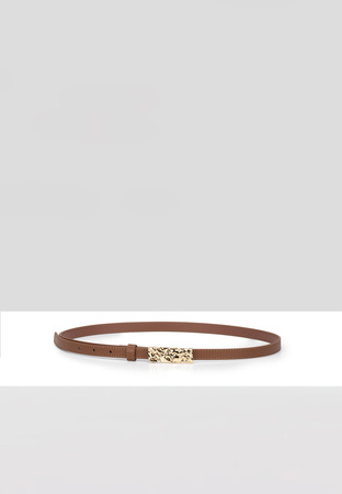 Brązowy pasek z ozdobną klamrą