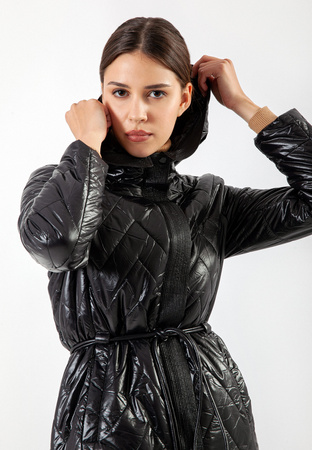 Czarna pikowana kurtka z wiązaniem w pasie