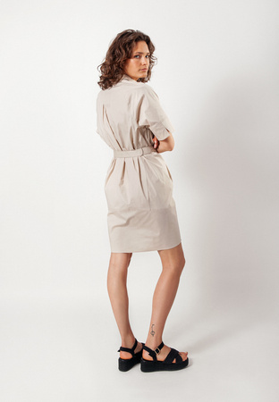 Beżowa sukienka w stylu koszulowym