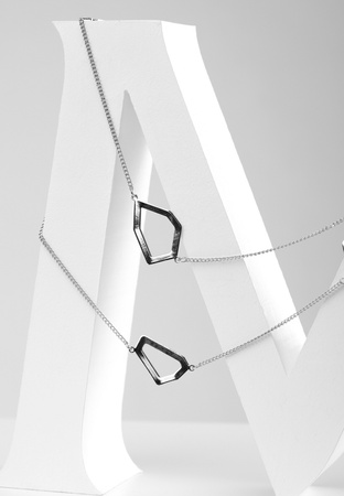 Naszyjnik z geometrycznymi zawieszkami