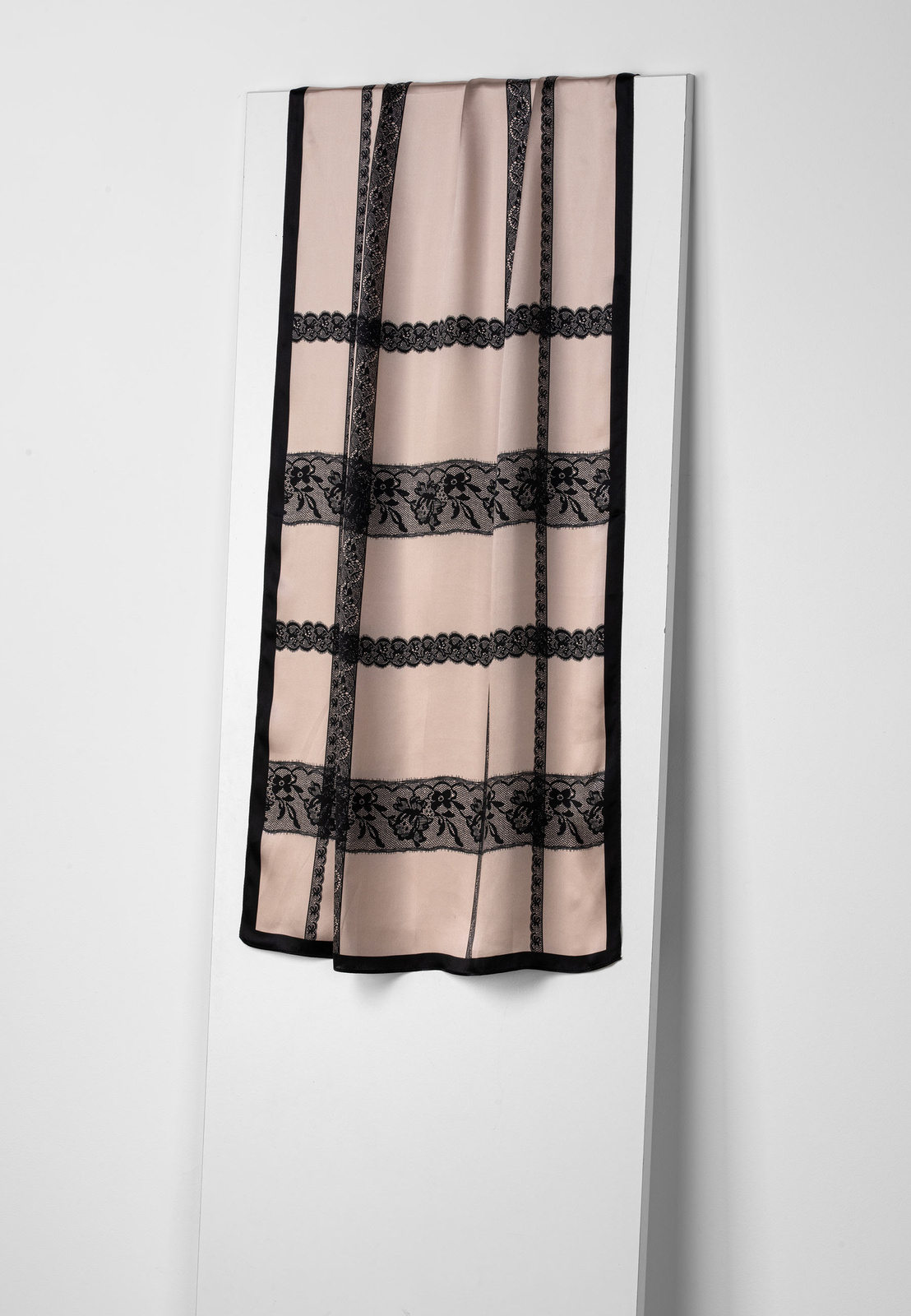 Jedwabny szal w koronkowy wzór